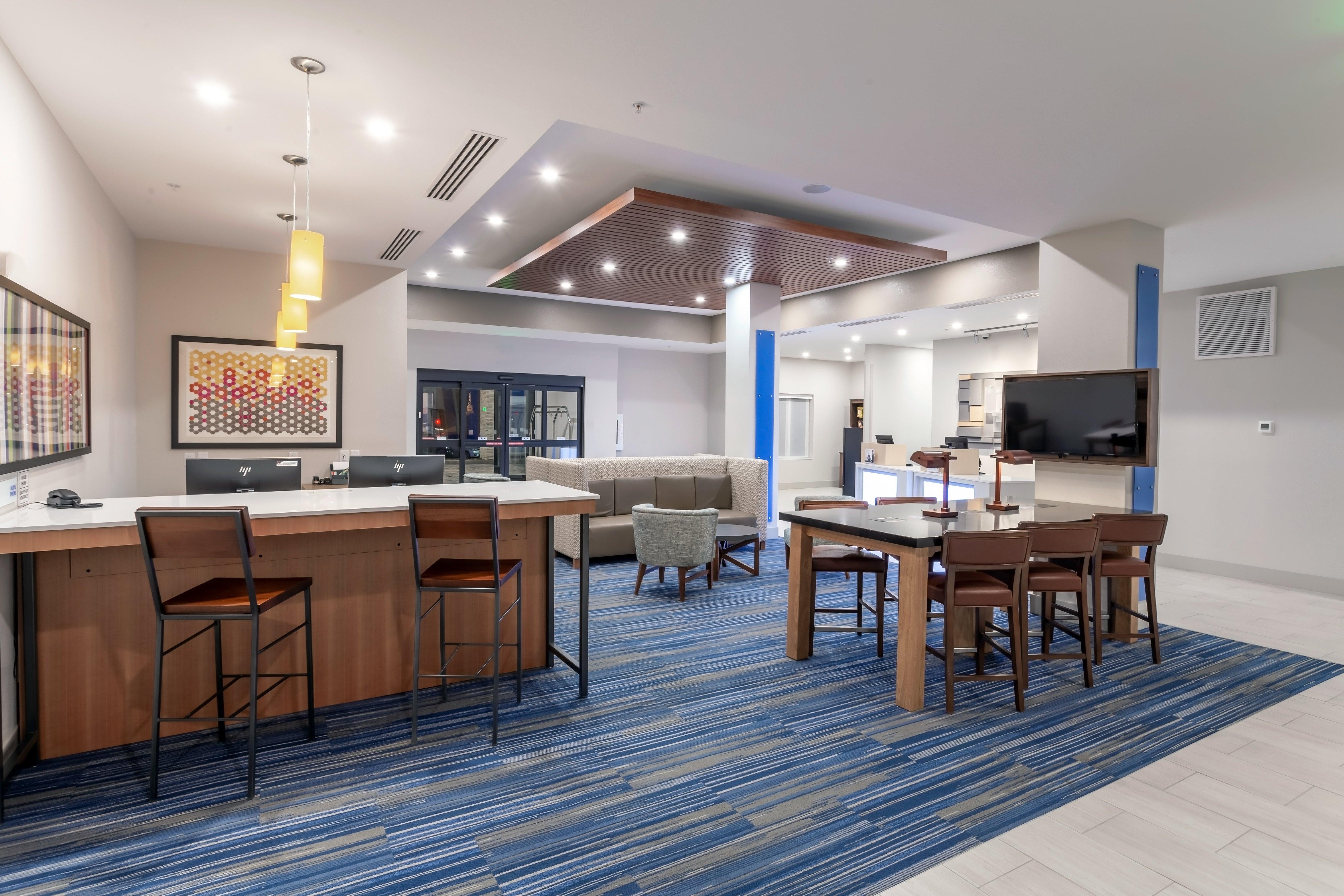 Holiday Inn Express & Suites - Columbus - Worthington, An Ihg Hotel Exteriör bild